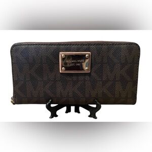 Michael Kors Signature Jet Set
Continental Wallet